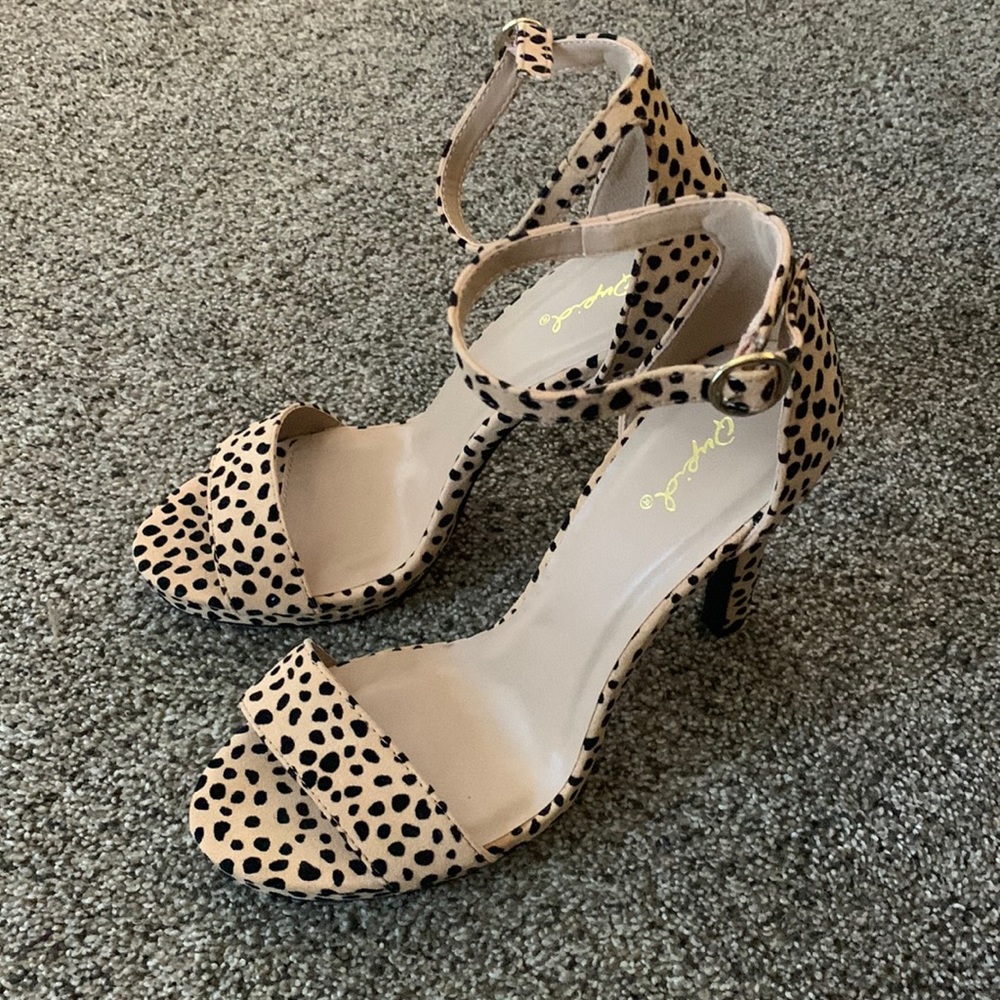 NWOT Qupid leopard heels